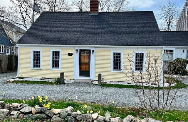 Gorgeous historic home sleeps 8 walk to everything!