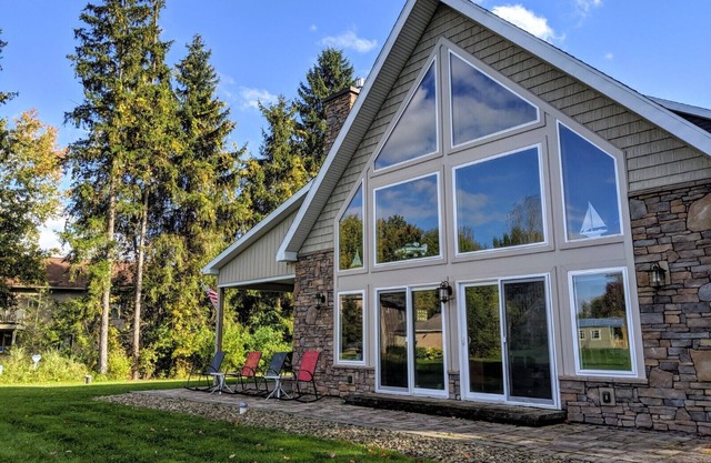 Gorgeous home located on Cardinal Road in Mallard Cove!