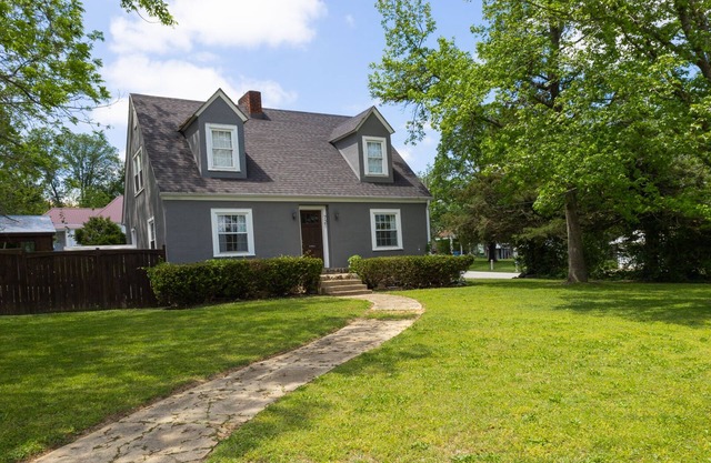 Gorgeous home outdoor covered theater & minutes from floats, cliffs, tubing