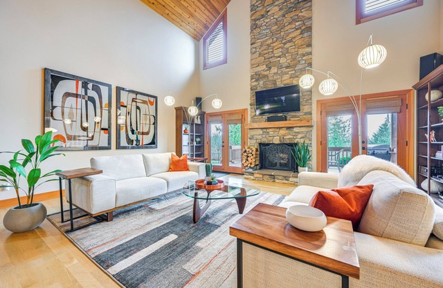 Gorgeous Home w/ Mt Rainier Views: 4 Mi to Poulsbo