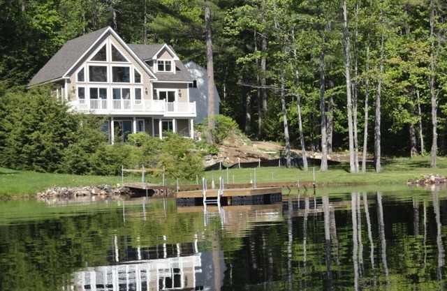 Modernes Seeufer-Haus auf Holz-Teich mit Sandy Beach.