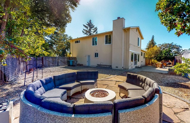 Gorgeous House/Large Yard Prefect For Family/Friends Gathering