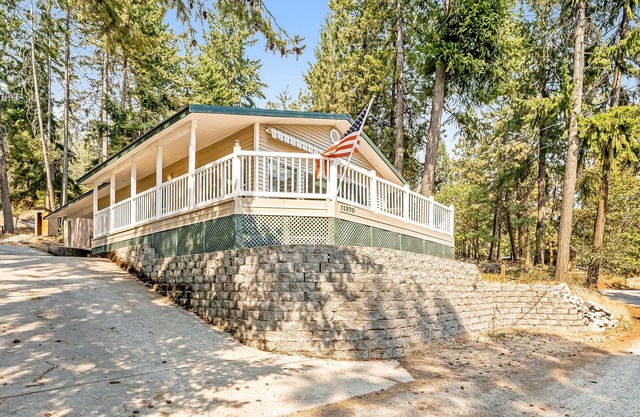 Gorgeous House near Lake Chelan w/Deck, Great Views, Dock, & Beach Access