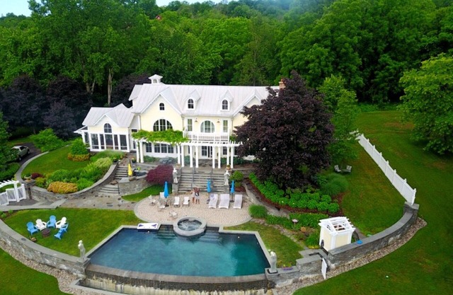 Private Gated Estate am Hudson River mit Infinity-Pool und Winter-Whirlpool.