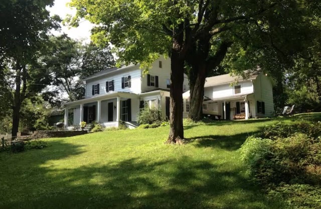 Gorgeous Hudson Valley 4 bedroom Farmhouse with pool, sauna & gardens