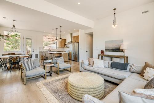 Gorgeous Kanab Home Canyon Views and Pool Access!