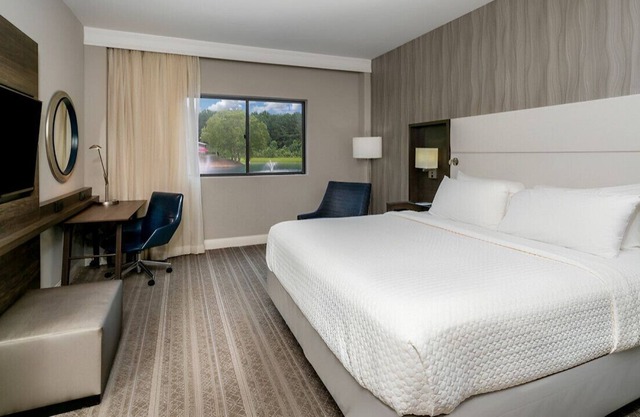 Gorgeous King Suite with Amazing Amenities! Pool