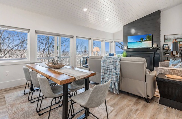 Gorgeous lake community home!