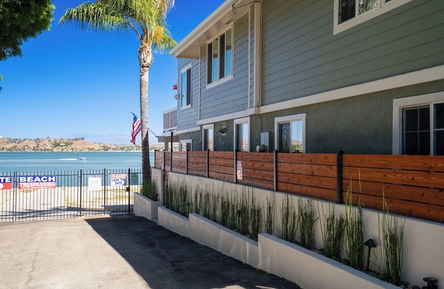 Gorgeous Lake Front Home w/ Boat access Unit 1