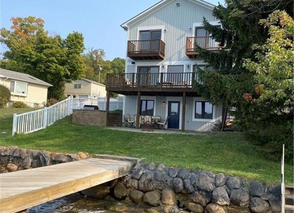 Gorgeous Lake Front House with Dock, 9 Bedroom & 4 Bathrooms