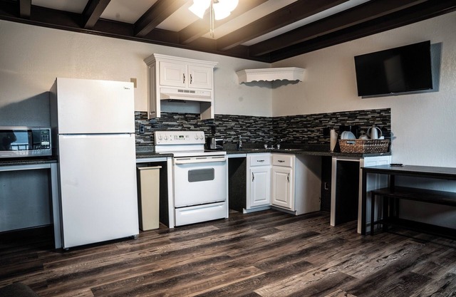 Gorgeous Lake View Suite on Lake Cumberland! #106