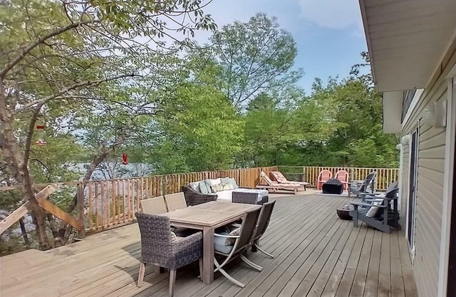 Gorgeous lakefront 1 level open-concept cottage, decks, docks, peace & quiet