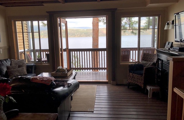 Gorgeous Lakefront Cottage