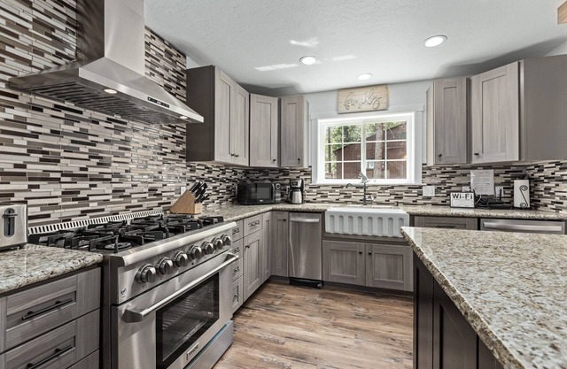 Gorgeous Lakefront Estate in Bass Lake, Just 30 min from Yosemite National Park!