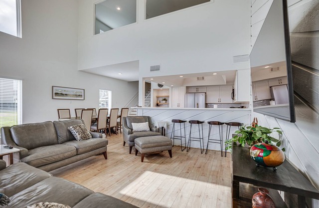 Gorgeous Lakefront Townhome w/ Pool Access & Views