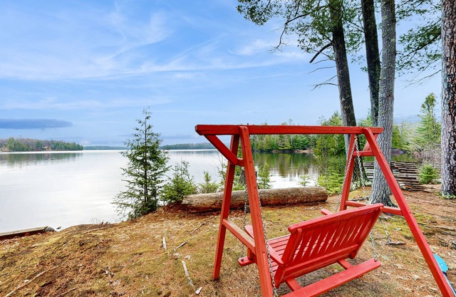 NEUE AUFLISTUNG! Wunderschöne Lodge am Seeufer mit Dock, Deck, Spielzimmer und Feuerstelle