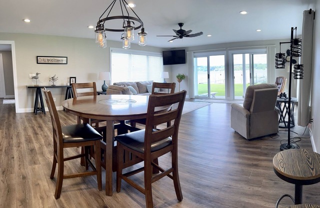 Gorgeous lakefront vacation stay at The White Lakehouse