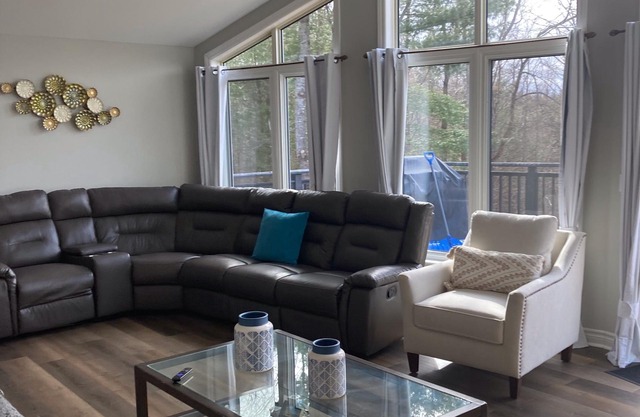 Gorgeous Lakehouse- sitting on 7 Acres - Near Trails- WiFi- Fireplace