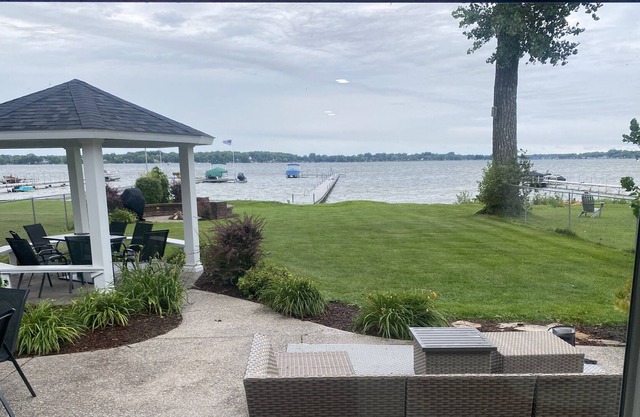 Gorgeous Level Lakefront Retreat