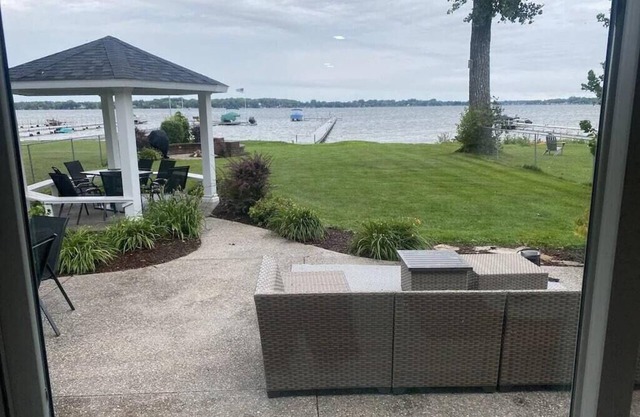 Gorgeous Level Lakefront Retreat