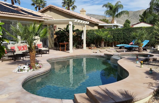 Wunderschönes, helles, luftiges, geräumiges Haus mit 2 Schlafzimmern und 2 Bädern und Pool / SPA