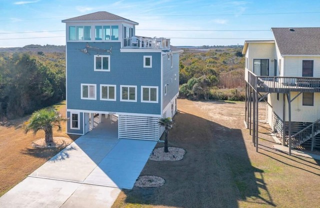 Gorgeous like-new oceanside home w/ rooftop deck & stunning views!