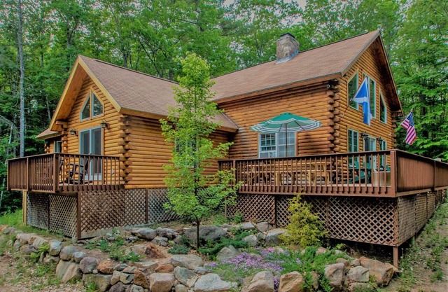Gorgeous Log Cabin w/ hot tub and large center fireplace