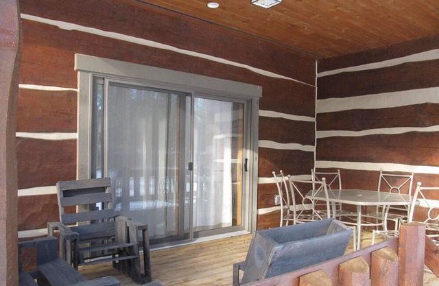Gorgeous Log Home Across From The Pinery