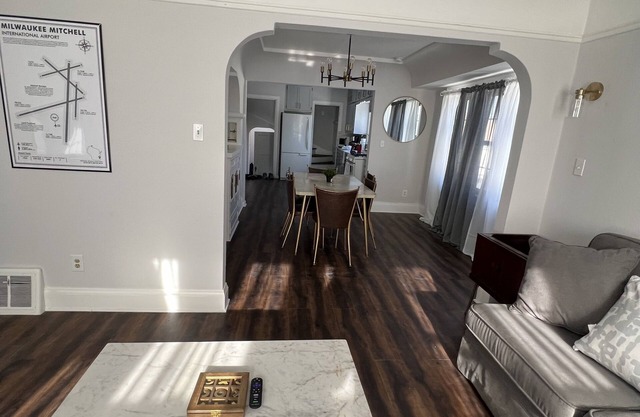 Gorgeous MKE Mid Century Modern Close to Airport-Downtown-Hospitals Pet Friendly