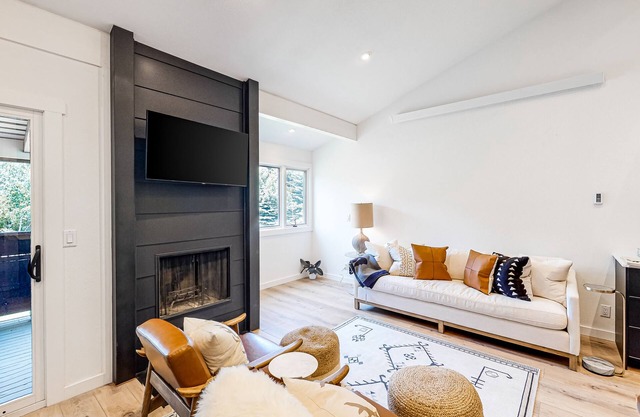 Gorgeous, modern mountain view condo with deck & great kitchen