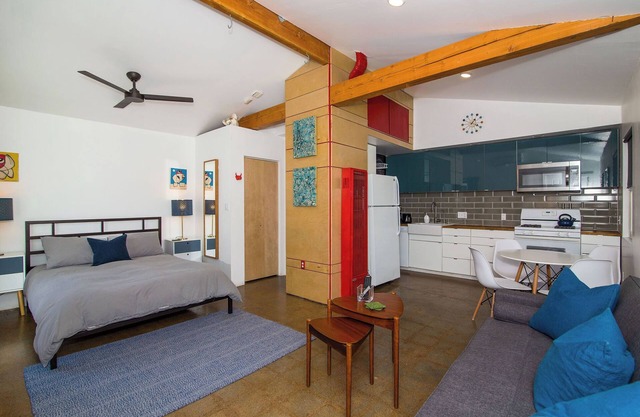 Gorgeous Modern Studio Close to ALL Metro Areas