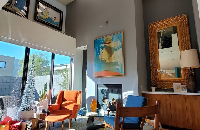 Gorgeous Modern Townhouse, Central Location, Walk to Everything. Yet quiet.