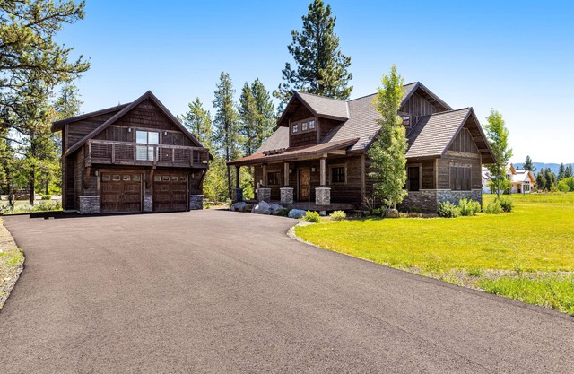 Gorgeous mountain home with waterview, fireplace, washer/dryer, WiFi, & Netflix