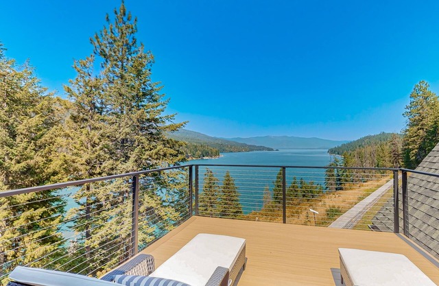 Gorgeous mountain home with dock, lake views, Kayaks & Hiking Trails