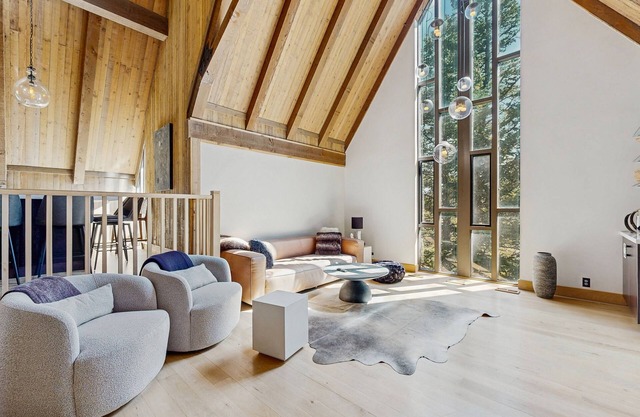 Gorgeous Mountain House with Hot Tub, Sauna & Gym