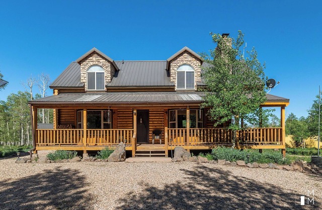 Gorgeous mountain property! Beautiful cabin, perfect for families and groups.