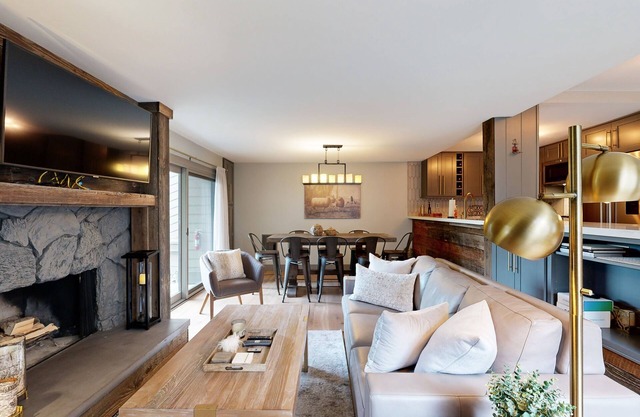 Gorgeous mountain retreat with pool, hot tub, games, & golf - walk-to-lifts
