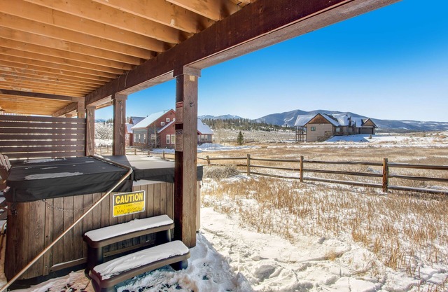 Gorgeous Mountain Townhome w/Mountain Views, Private Hot Tub, Fireplace, & Deck
