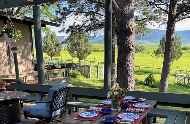 Gorgeous mountain views, idyllic ranch setting