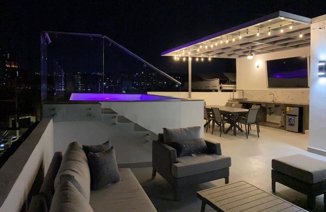 Gorgeous house w/ rooftop pool