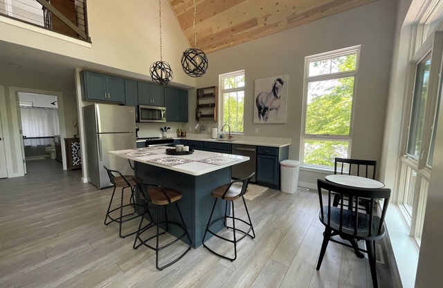 Gorgeous new 3 bdr house right by entrance to Dale Hollow Lake State Resort Park