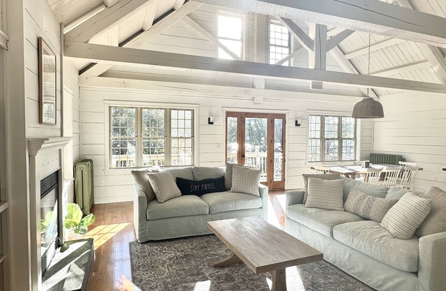 Gorgeous new mid-coast listing! Large, family friendly home, perfect location!