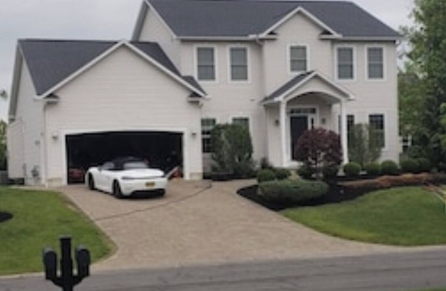 Gorgeous newer 2 story house in friendly neighborhood w new salt water hot tub