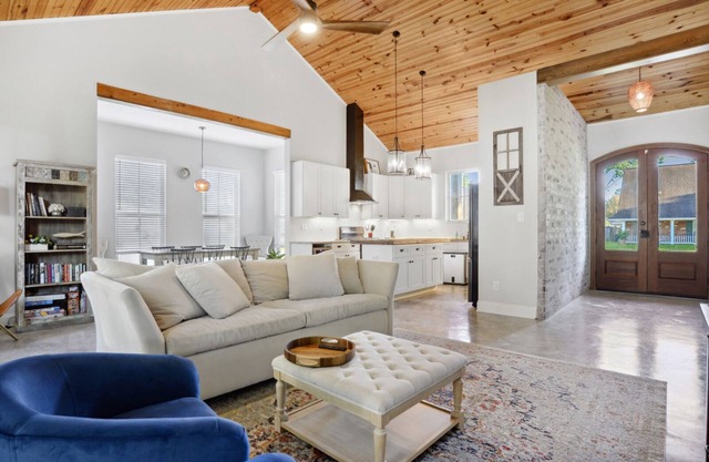 Gorgeous newer 3/2 home w/ Louisiana style & charm