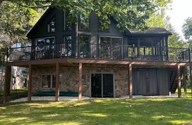 Gorgeous, newly renovated 5-bedroom LAKEFRONT Lodge!