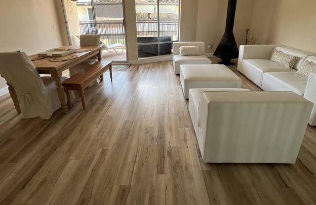 Gorgeous Oasis 2 bed/1 bath Spacious Townhouse overlooking Pool & close to Beach
