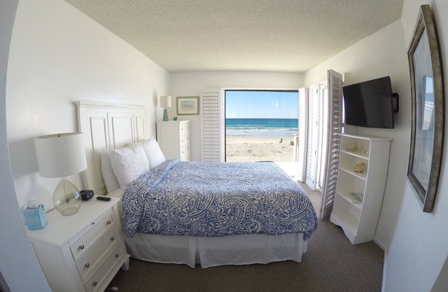 Ocean Front Condo w / großen privaten Balkon