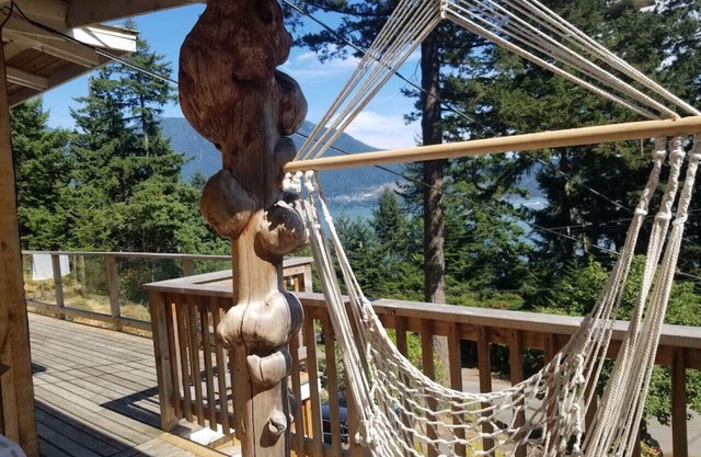 White Eagle · Gorgeous 2-bdr cottage with ocean & mountain views