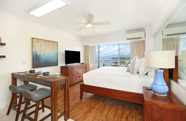 Gorgeous Ocean Views, Full Kitchen, Steps to Beach!