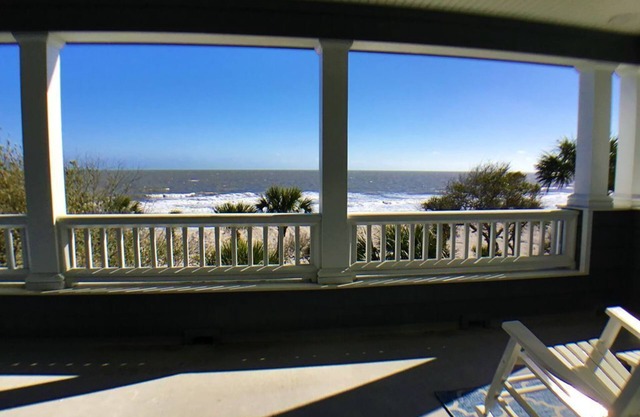 Haus am Meer mit 6 Schlafzimmern und 6 Bädern in einer Wohnanlage auf Edisto. Herrlich!